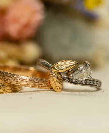 Les bijoux de fiançailles et mariage d’Estelle : bagues et boucle d&rsquo;oreilles en or Fairmined et sertie de diamants de synthèses