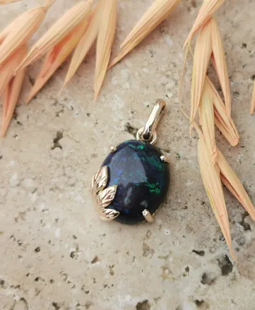 Le bijou personnalisé de Marianne : un pendentif en or équitable Fairmined et opale d’Australie